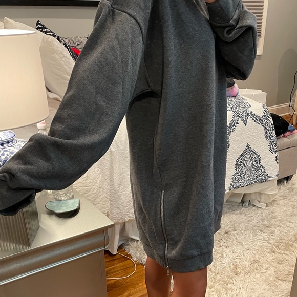 NWT Lovers + Friends Oversized Sweatshirt - Picture 2 of 5